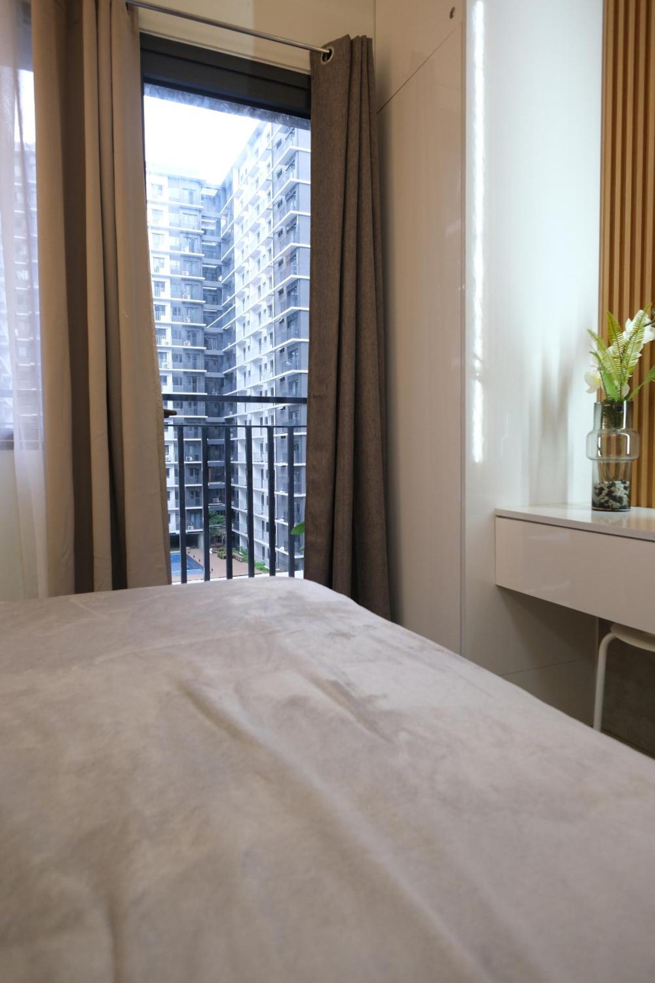 Apartment Staycation Near Mall Of Asia, Condotel With King Bed