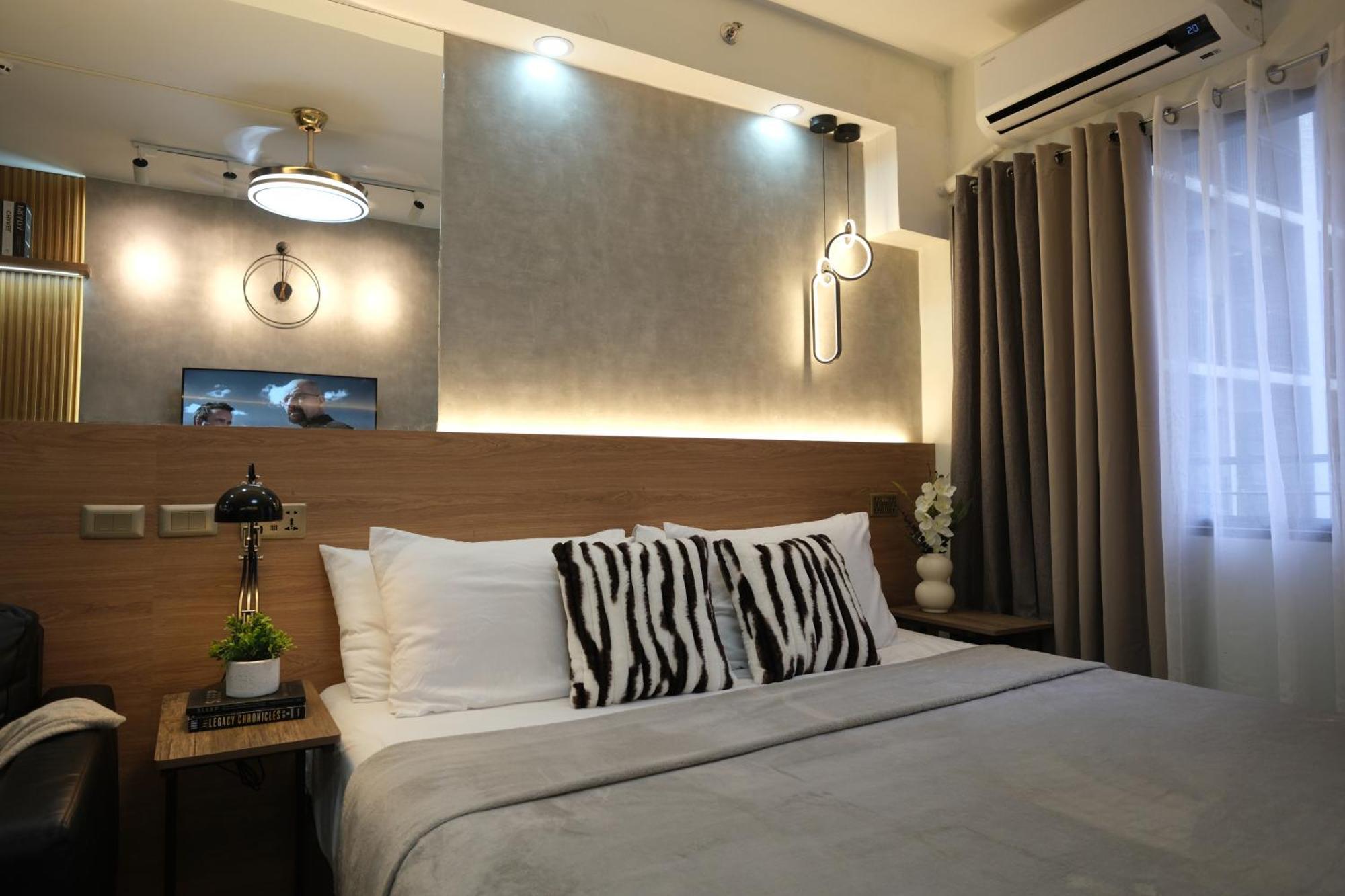 Staycation Near Mall Of Asia, Condotel With King Bed *