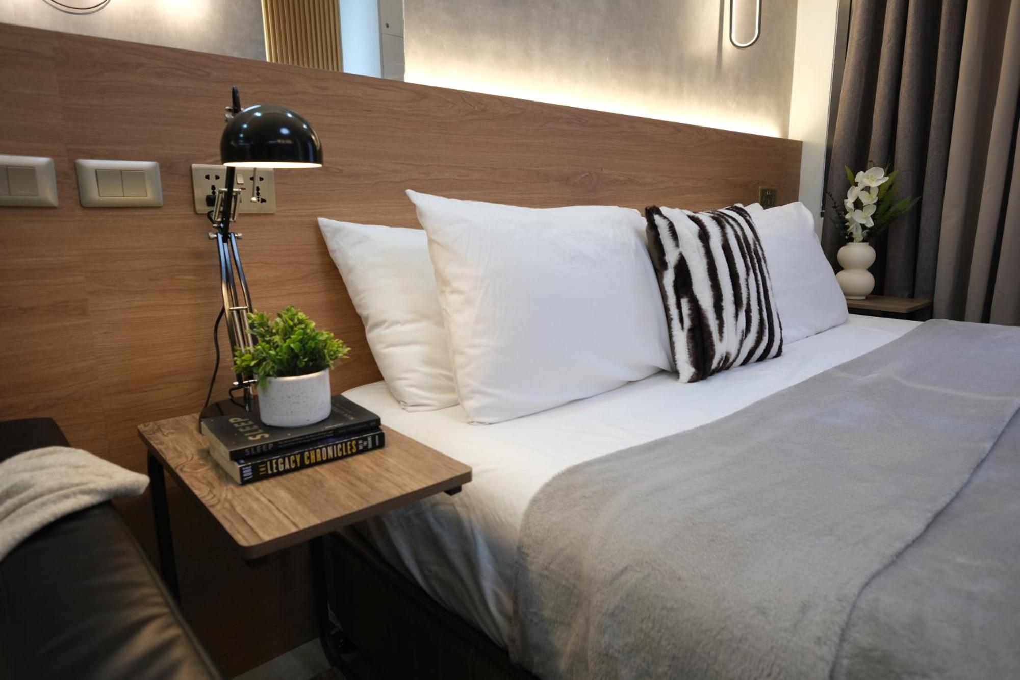 Staycation Near Mall Of Asia, Condotel With King Bed Manila