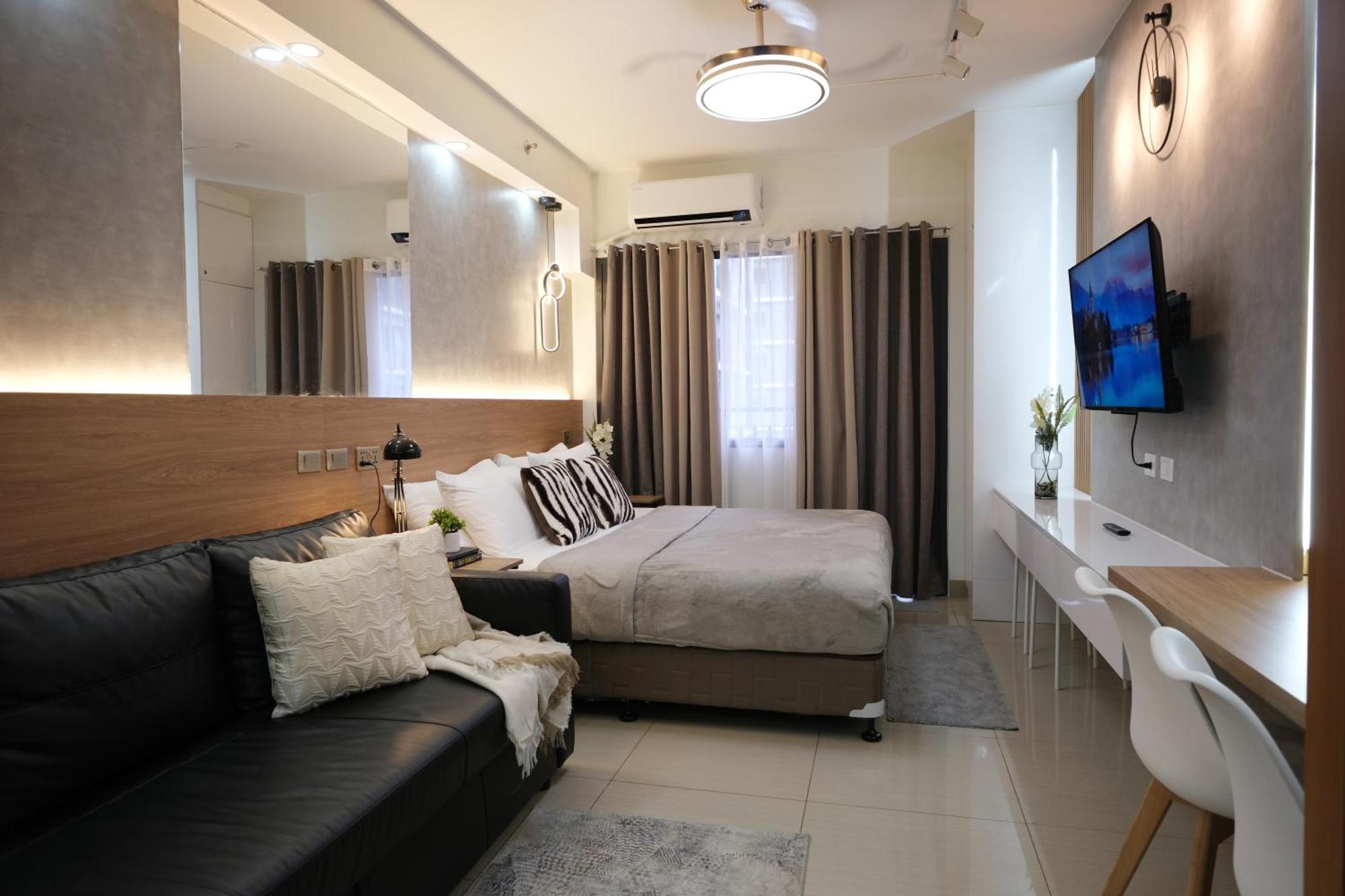Apartment Staycation Near Mall Of Asia, Condotel With King Bed