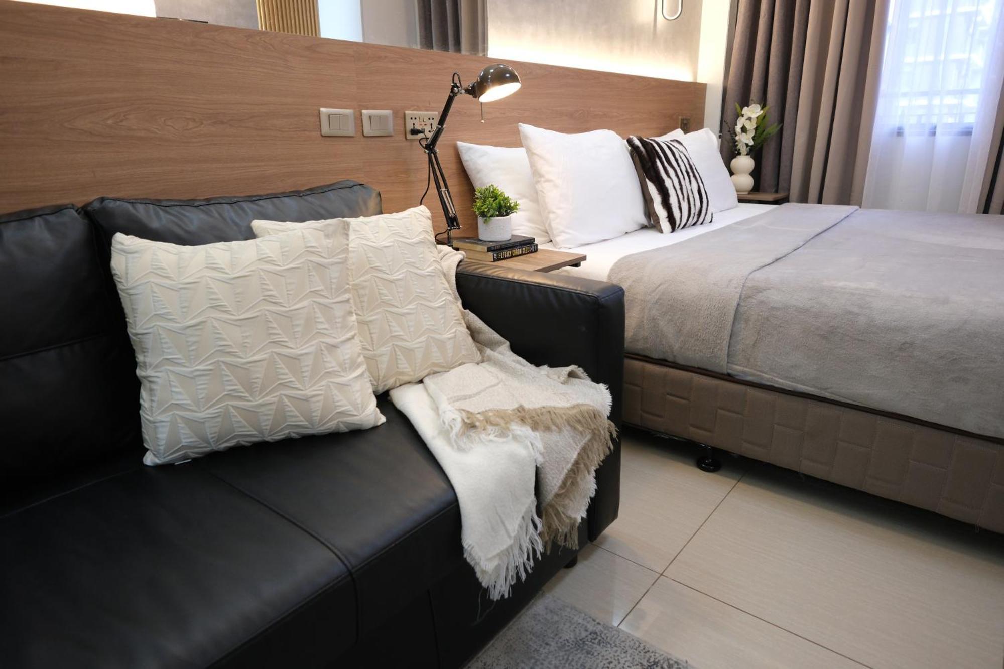 Staycation Near Mall Of Asia, Condotel With King Bed Apartment Manila