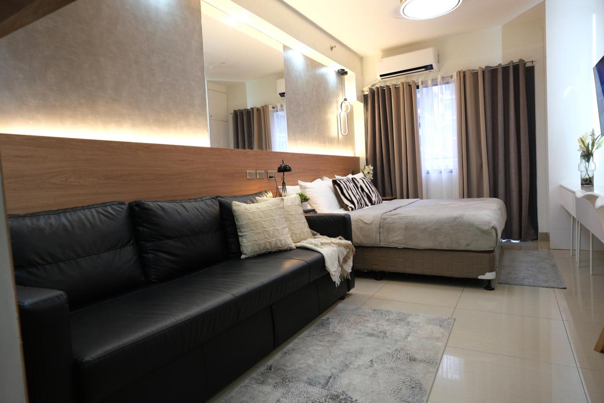 Apartment Staycation Near Mall Of Asia, Condotel With King Bed
