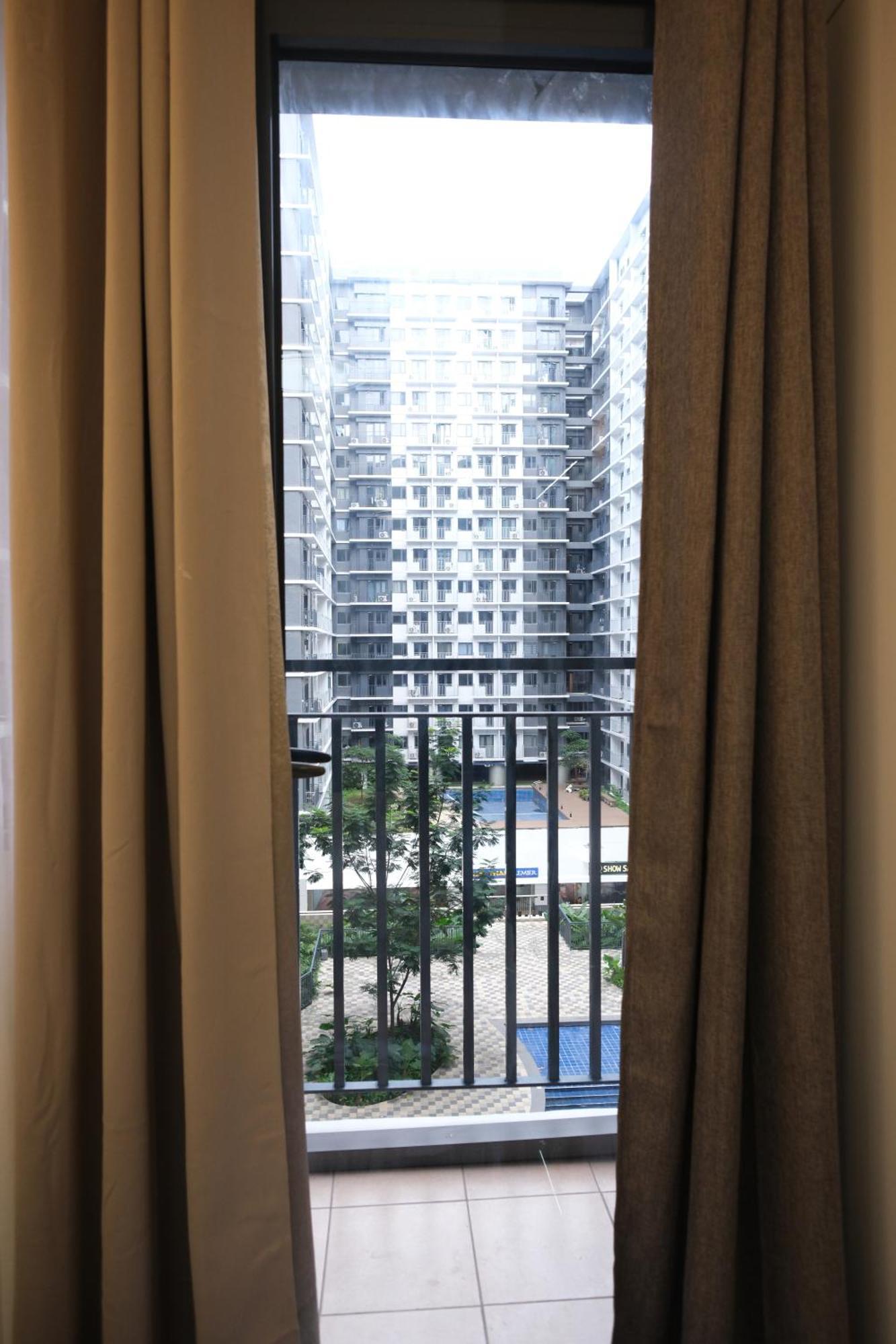 Apartment Staycation Near Mall Of Asia, Condotel With King Bed