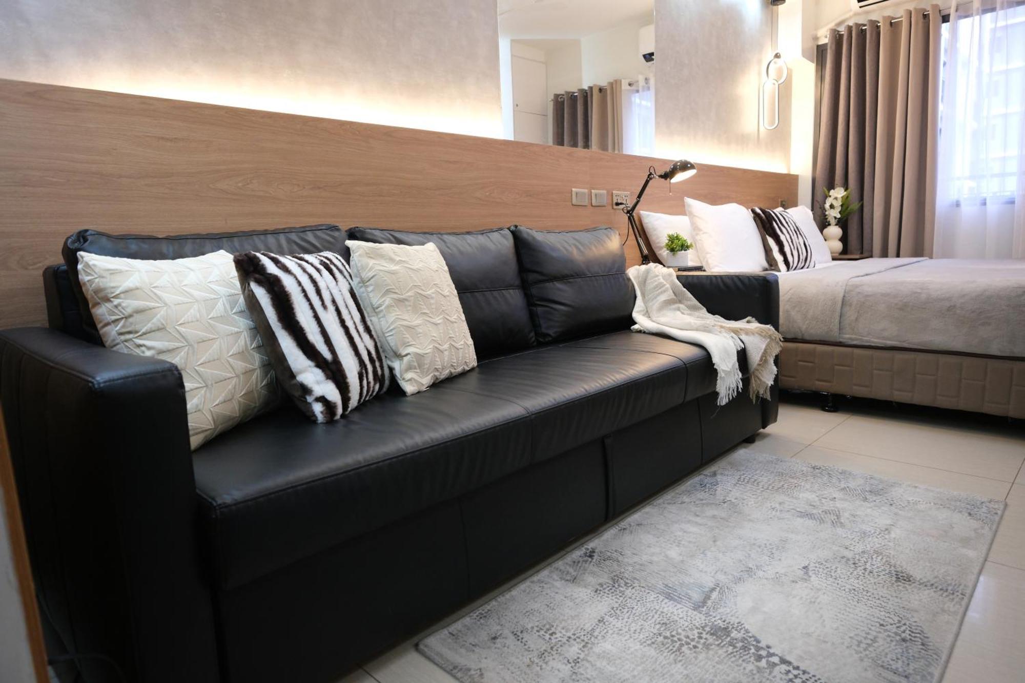 Apartment Staycation Near Mall Of Asia, Condotel With King Bed *