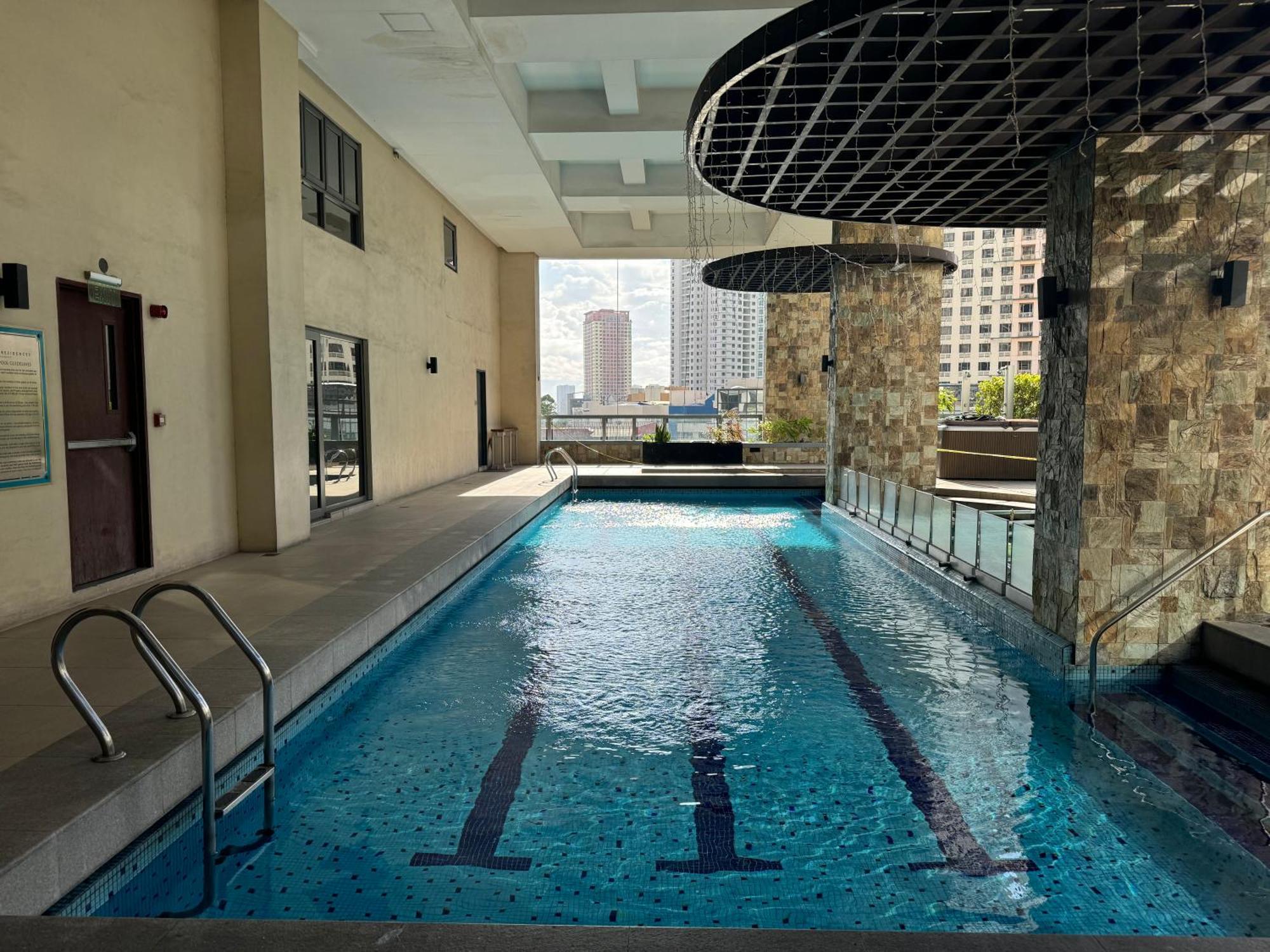 Apartment Lower Penthouse With Balcony & Cityviews In Makati *