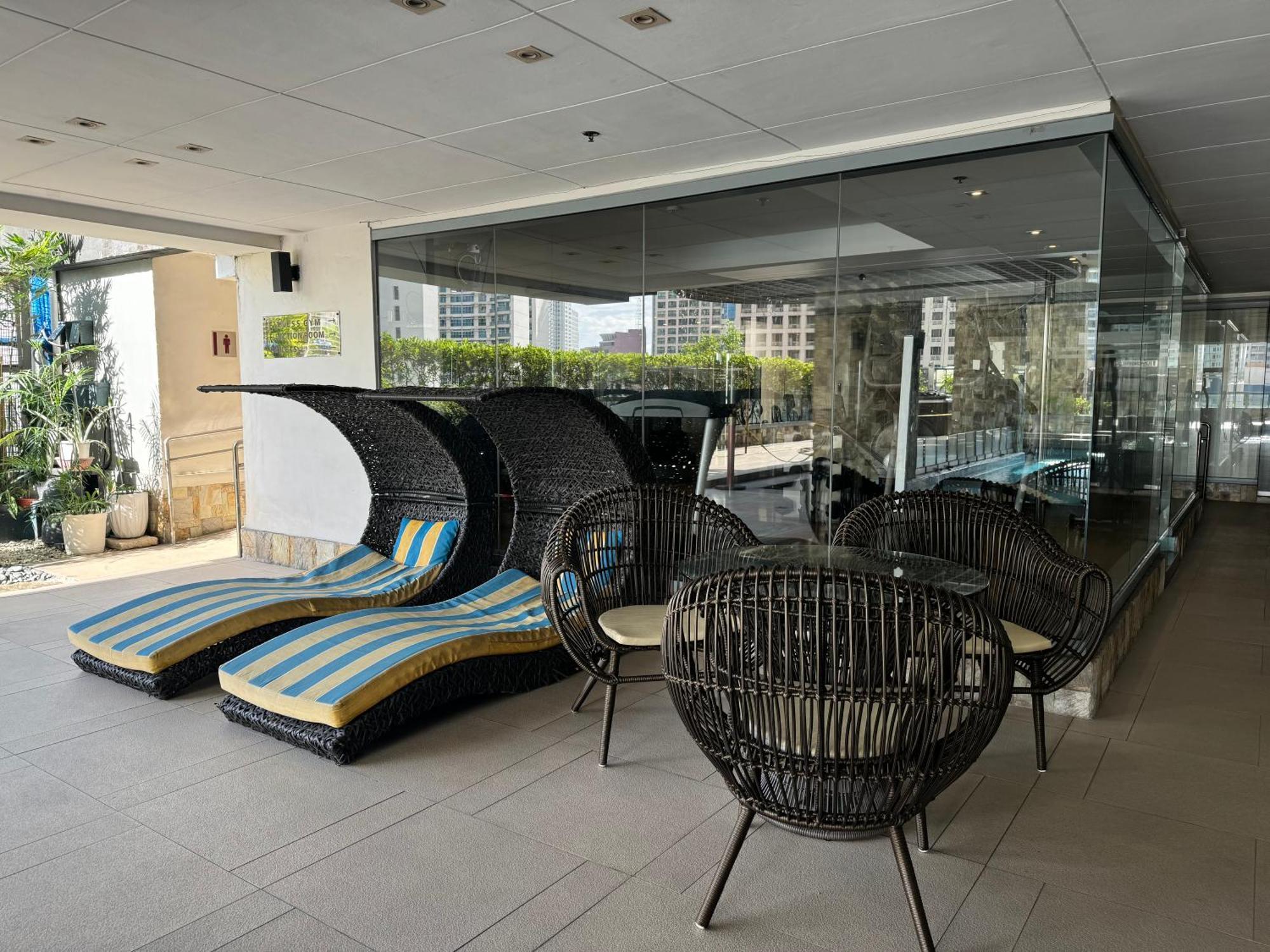Lower Penthouse With Balcony & Cityviews In Makati *