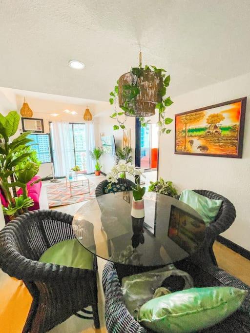 Lovely Penthouse In Makati Apartment *