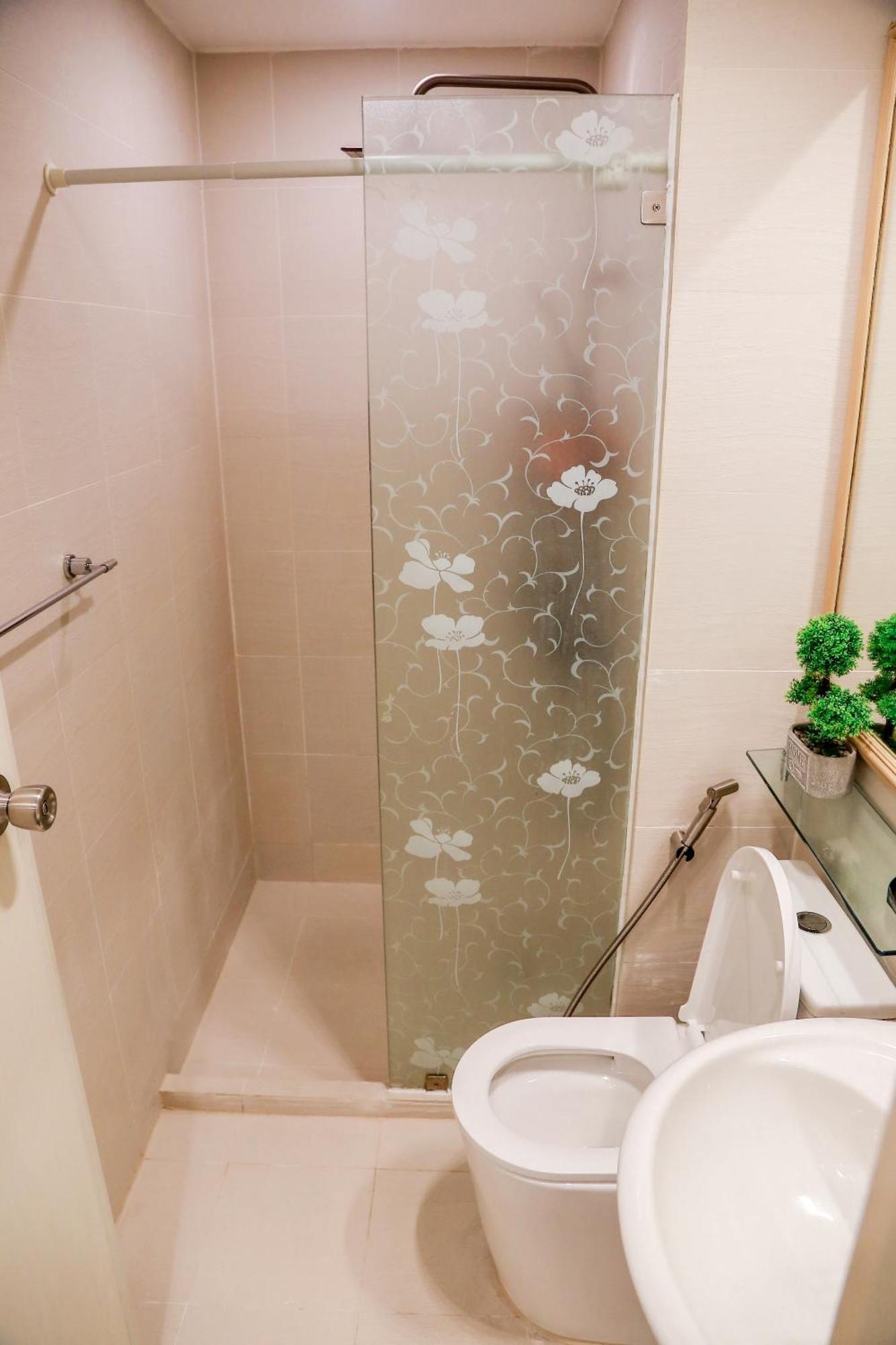 Azure Urban Staycation By Solace Peak 1 Bedroom View Homestay *