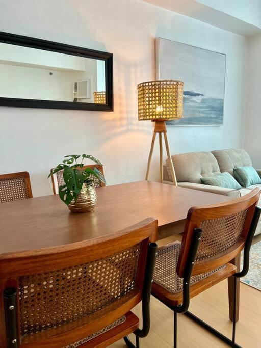 Apartment Charming 3-br In Bgc Manila