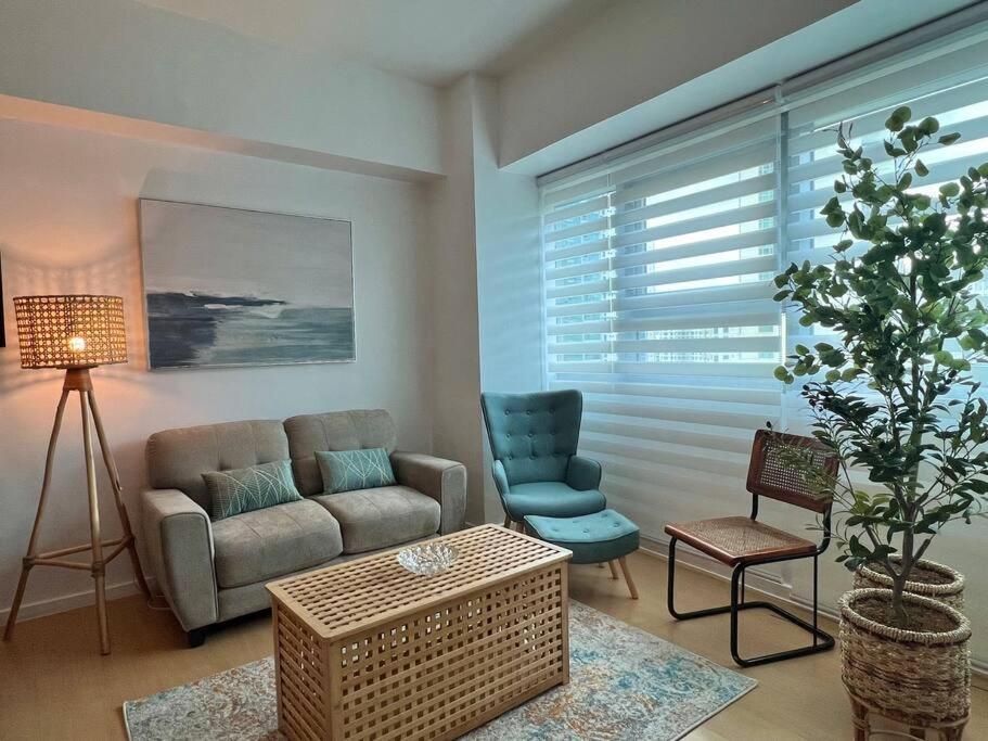 Charming 3-br In Bgc * Manila