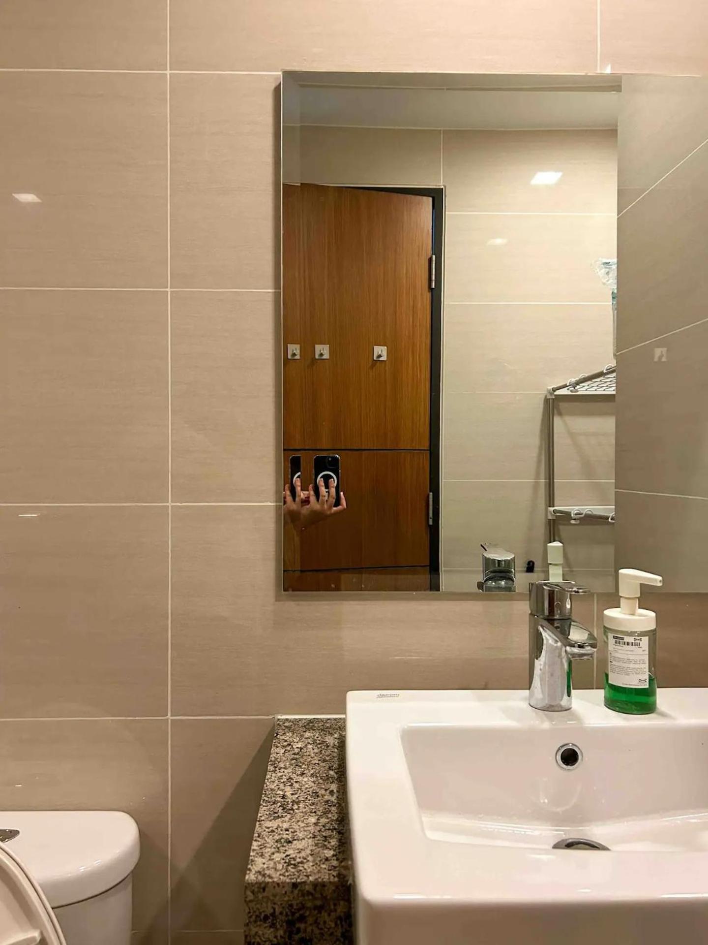 Apartment Stylish 1br Units Near Mitsukoshi And Uptown Mall In The Heart Of Bgc Manila