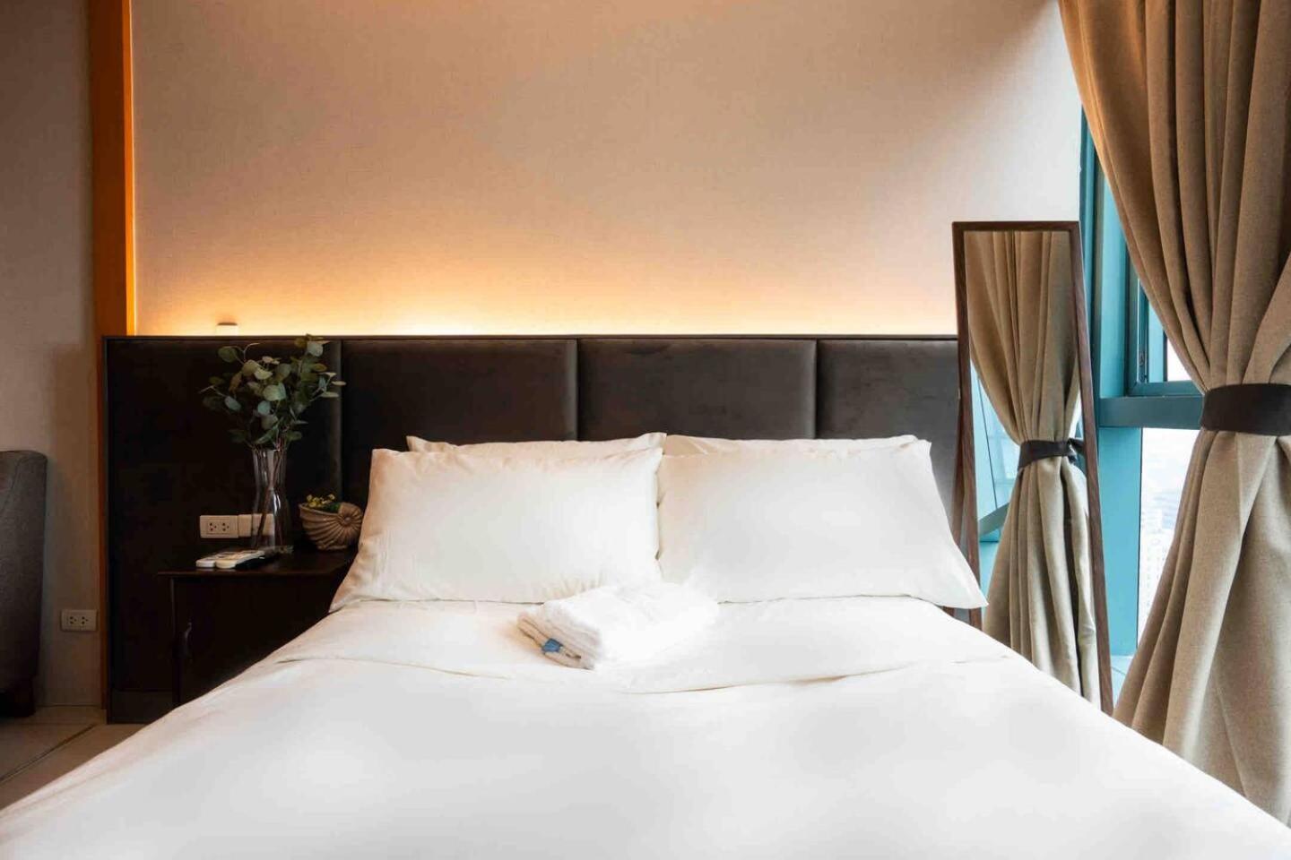 Stylish 1br Units Near Mitsukoshi And Uptown Mall In The Heart Of Bgc