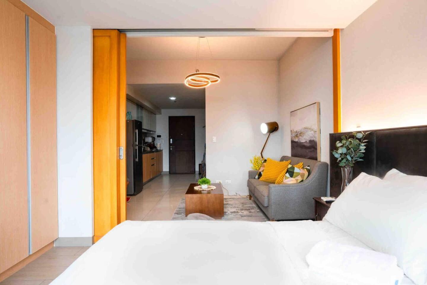 Apartment Stylish 1br Units Near Mitsukoshi And Uptown Mall In The Heart Of Bgc