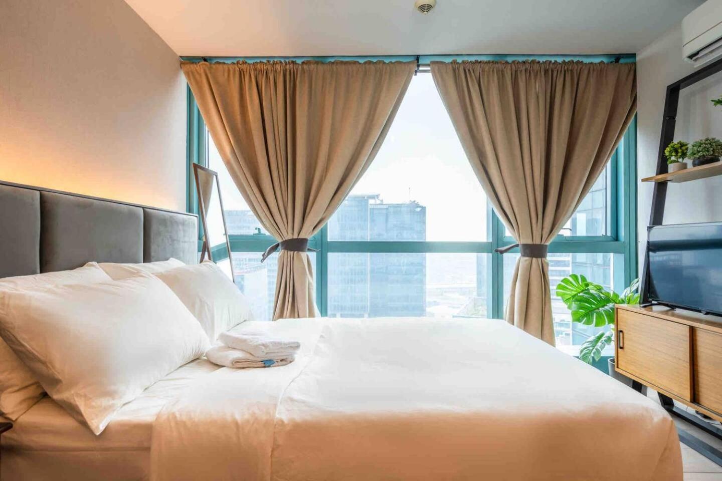 Apartment Stylish 1br Units Near Mitsukoshi And Uptown Mall In The Heart Of Bgc *