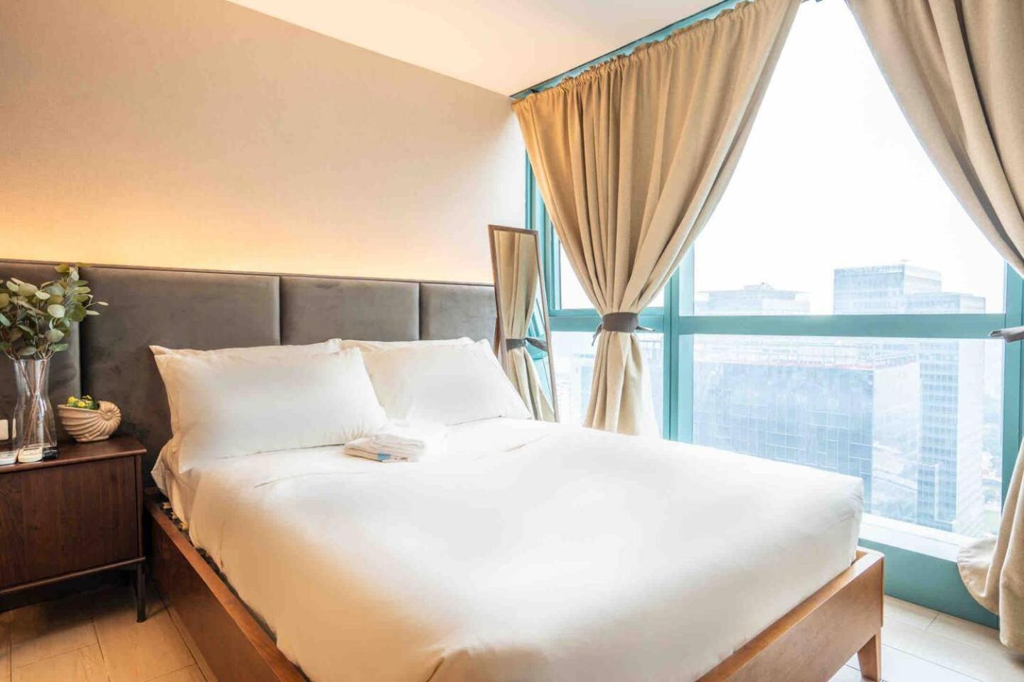 Stylish 1br Units Near Mitsukoshi And Uptown Mall In The Heart Of Bgc