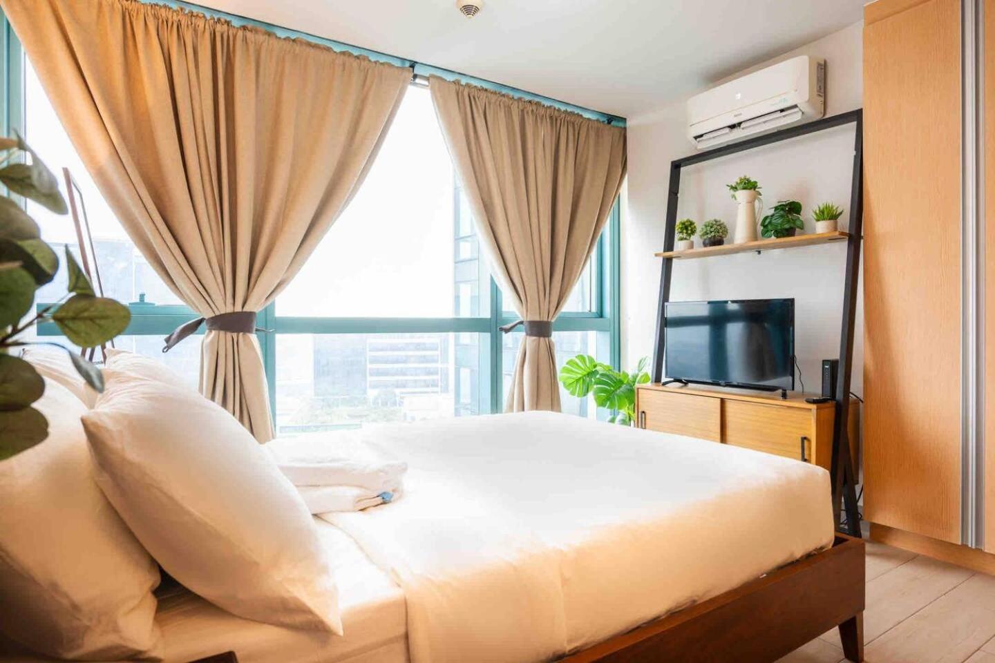 Apartment Stylish 1br Units Near Mitsukoshi And Uptown Mall In The Heart Of Bgc