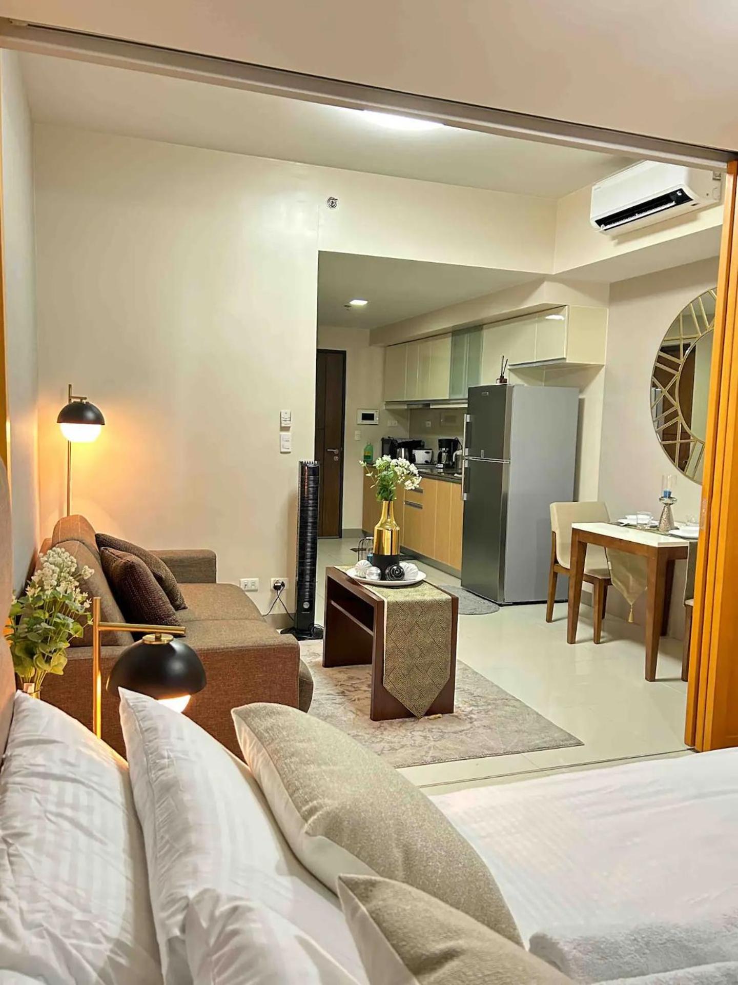 Stylish 1br Units Near Mitsukoshi And Uptown Mall In The Heart Of Bgc Apartment