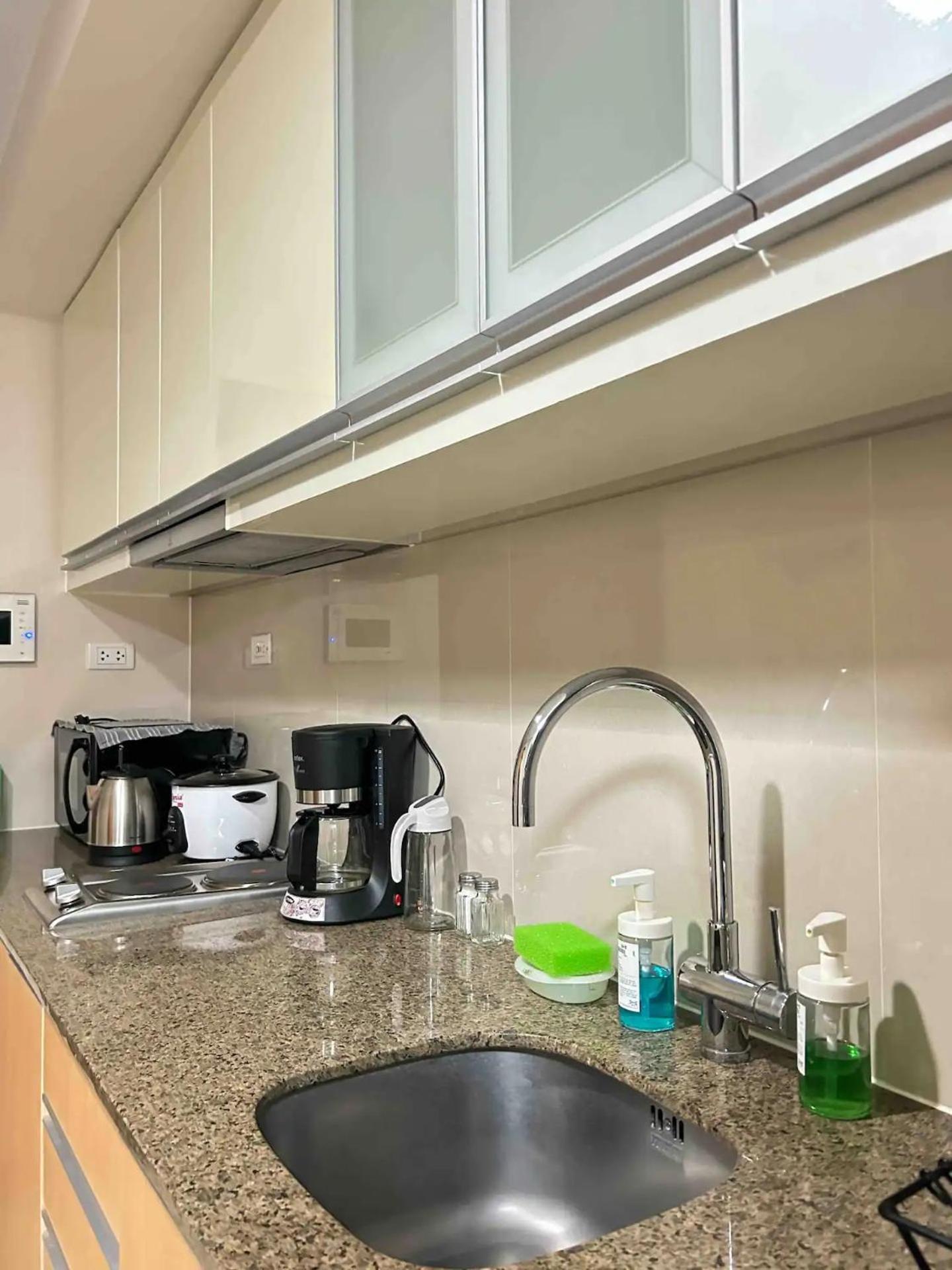 Apartment Stylish 1br Units Near Mitsukoshi And Uptown Mall In The Heart Of Bgc