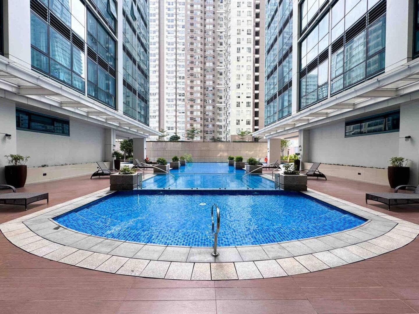 Apartment Stylish 1br Units Near Mitsukoshi And Uptown Mall In The Heart Of Bgc *