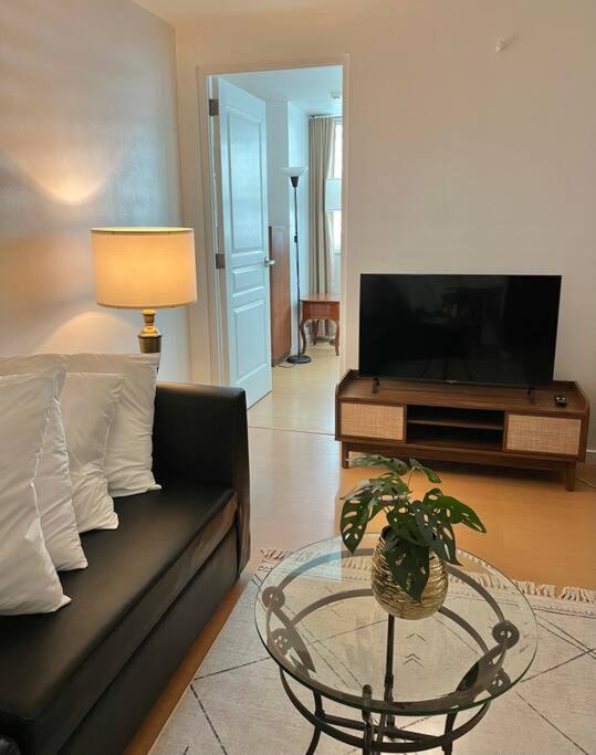 Charming 3-br In Bgc Apartment *