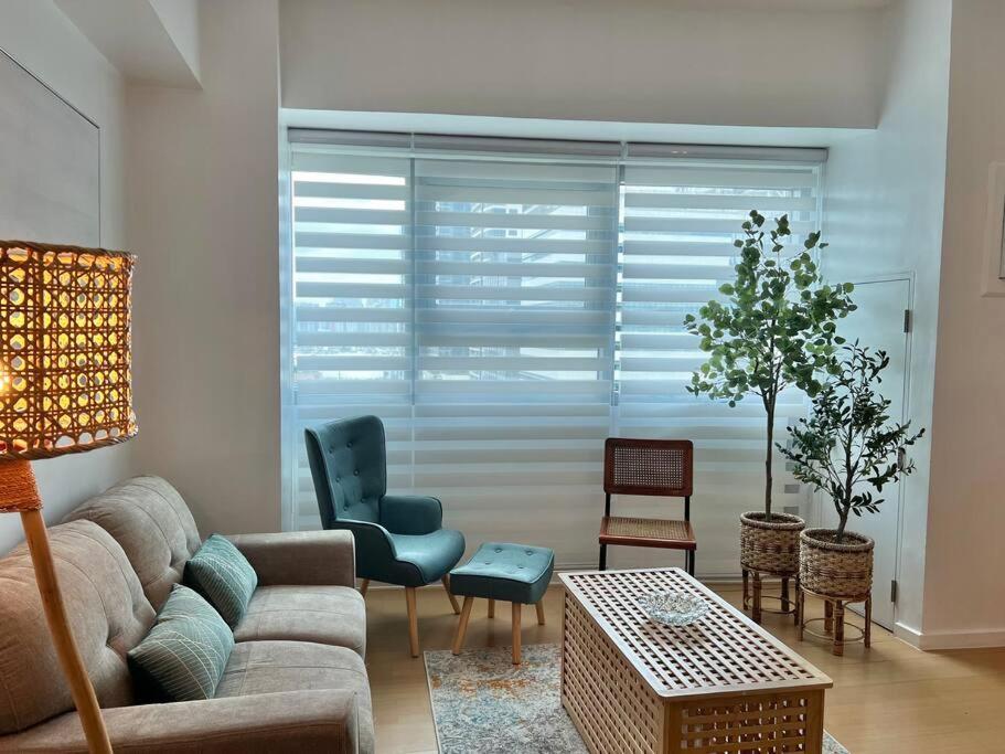 Charming 3-br In Bgc * Manila