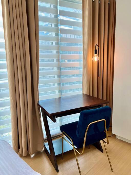 Charming 3-br In Bgc * Manila