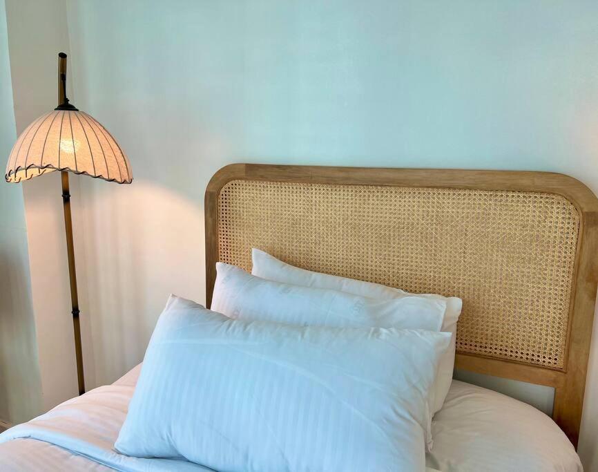 Charming 3-br In Bgc Apartment