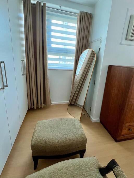 Charming 3-br In Bgc Apartment