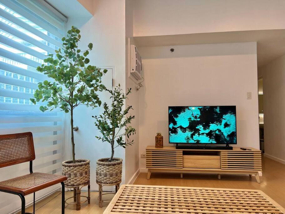 Charming 3-br In Bgc Apartment *
