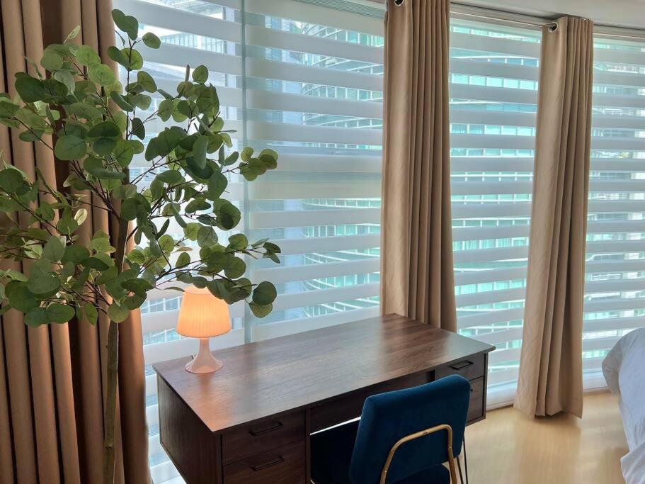 Charming 3-br In Bgc Apartment Manila