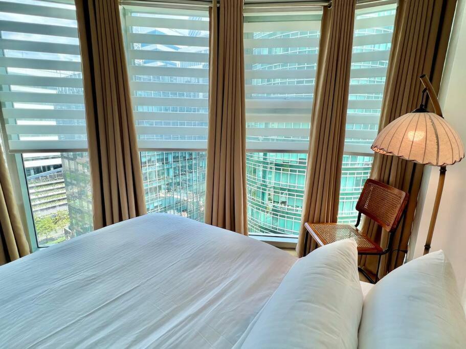 Charming 3-br In Bgc * Manila