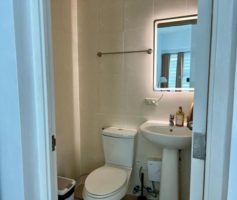 Charming 3-br In Bgc Apartment