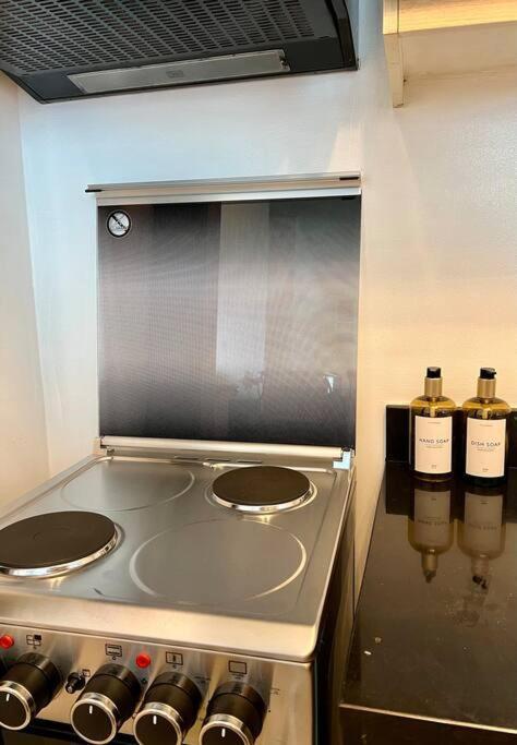 Charming 3-br In Bgc Apartment *