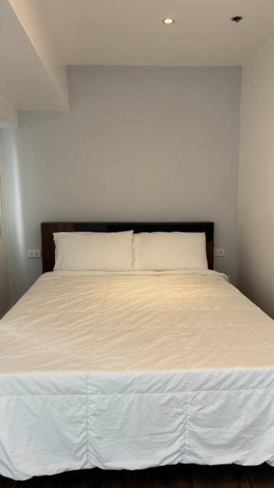 2 Bedroom Luxe Golf View Loft In Bgc