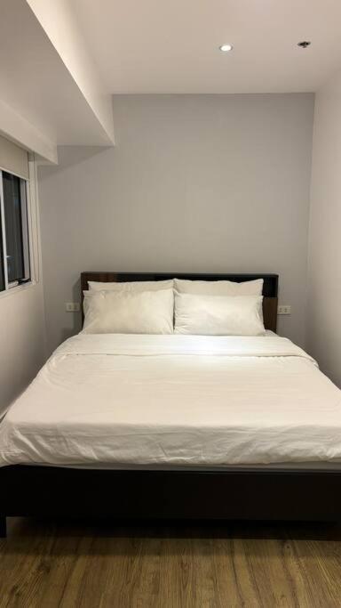 2 Bedroom Luxe Golf View Loft In Bgc * Manila