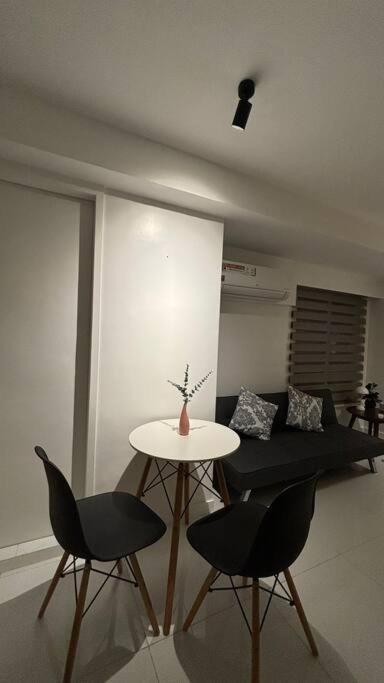 2 Bedroom Luxe Golf View Loft In Bgc Apartment *