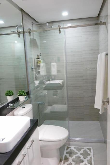 Villa Modern 1bd Executive Suite, Netflix Wifi Pool Gym Manila