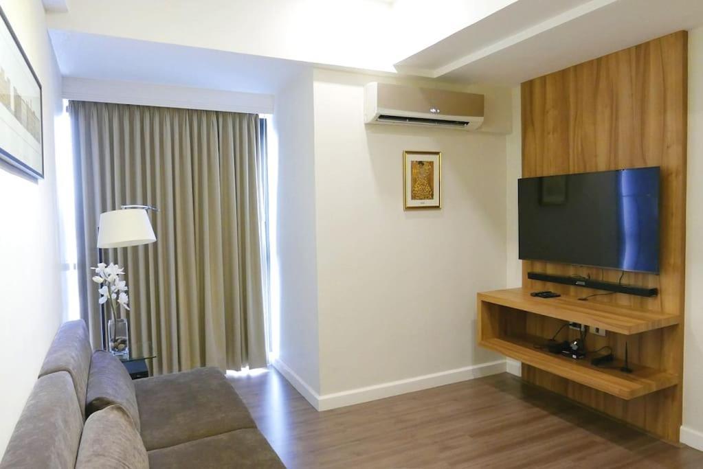 Modern 1bd Executive Suite, Netflix Wifi Pool Gym Villa Manila