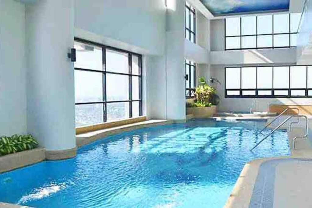 Modern 1bd Executive Suite, Netflix Wifi Pool Gym Manila