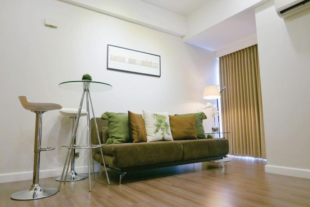 Modern 1bd Executive Suite, Netflix Wifi Pool Gym * Manila