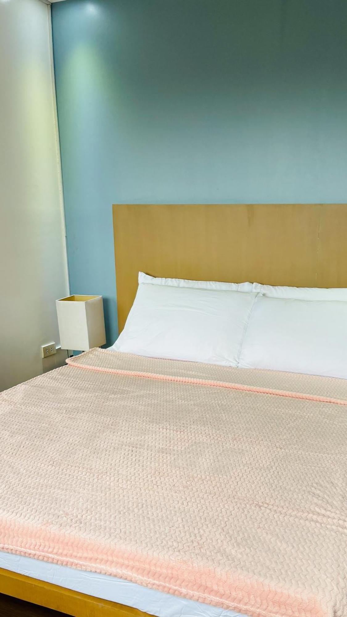 Bgc Luxe Interior With Golf Course View Apartment Manila