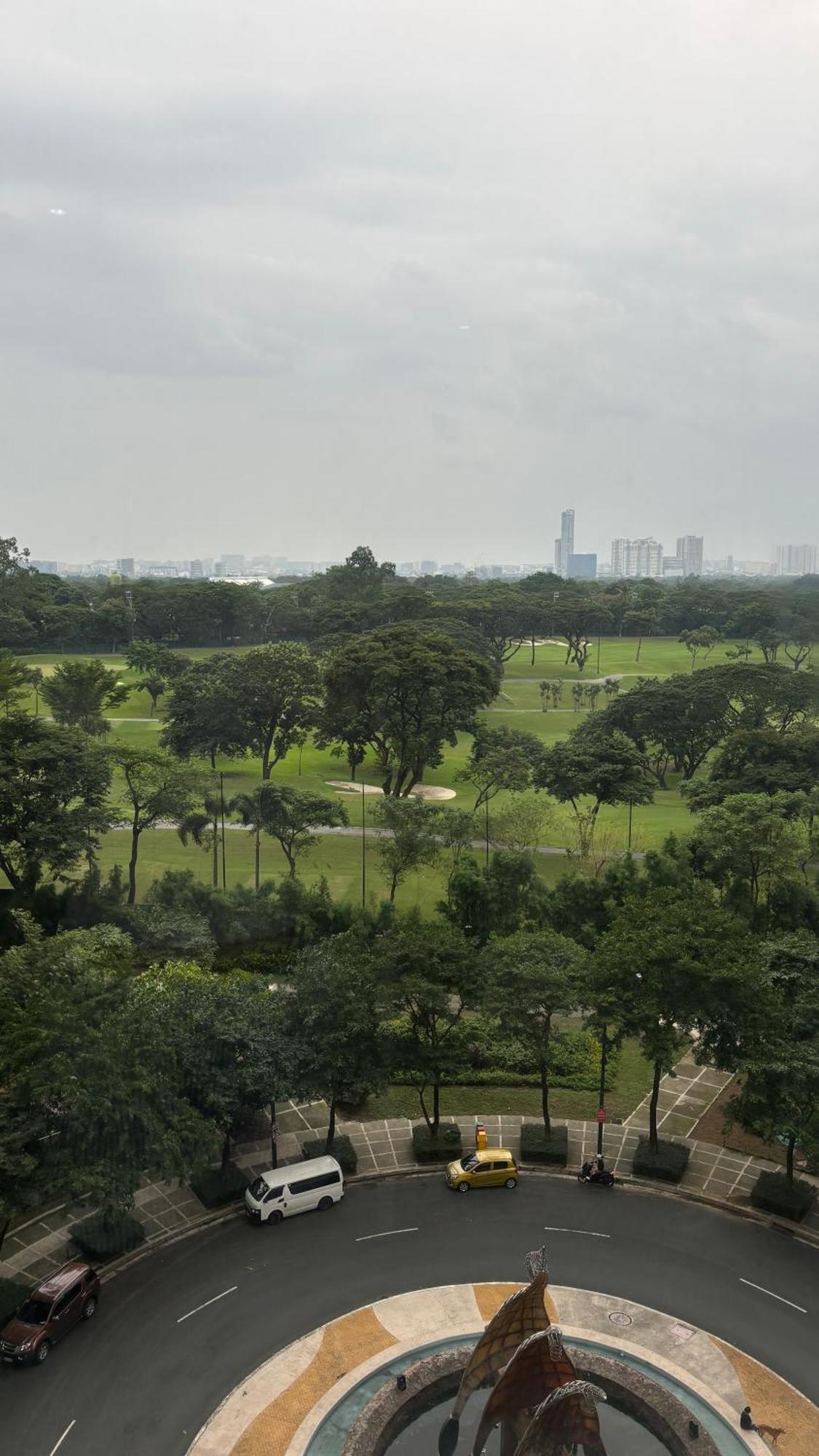 Bgc Luxe Interior With Golf Course View Apartment Manila