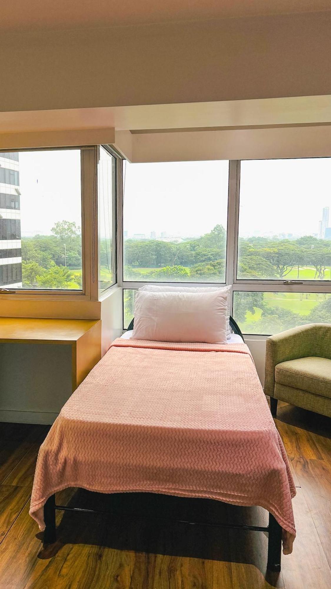 Bgc Luxe Interior With Golf Course View