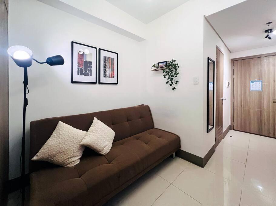 Apartment 1br Unit Condotel W Balcony Fame Residences -fm12 Manila