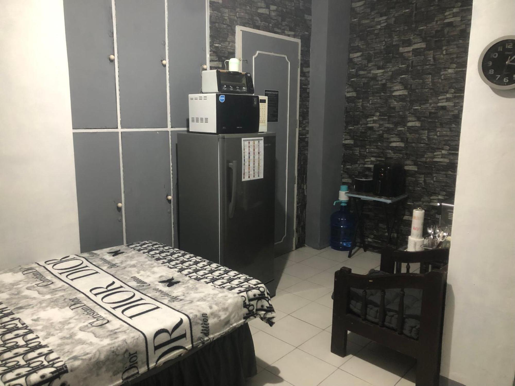 Homestay Budget Staycation Johnfonz Building Aircondition