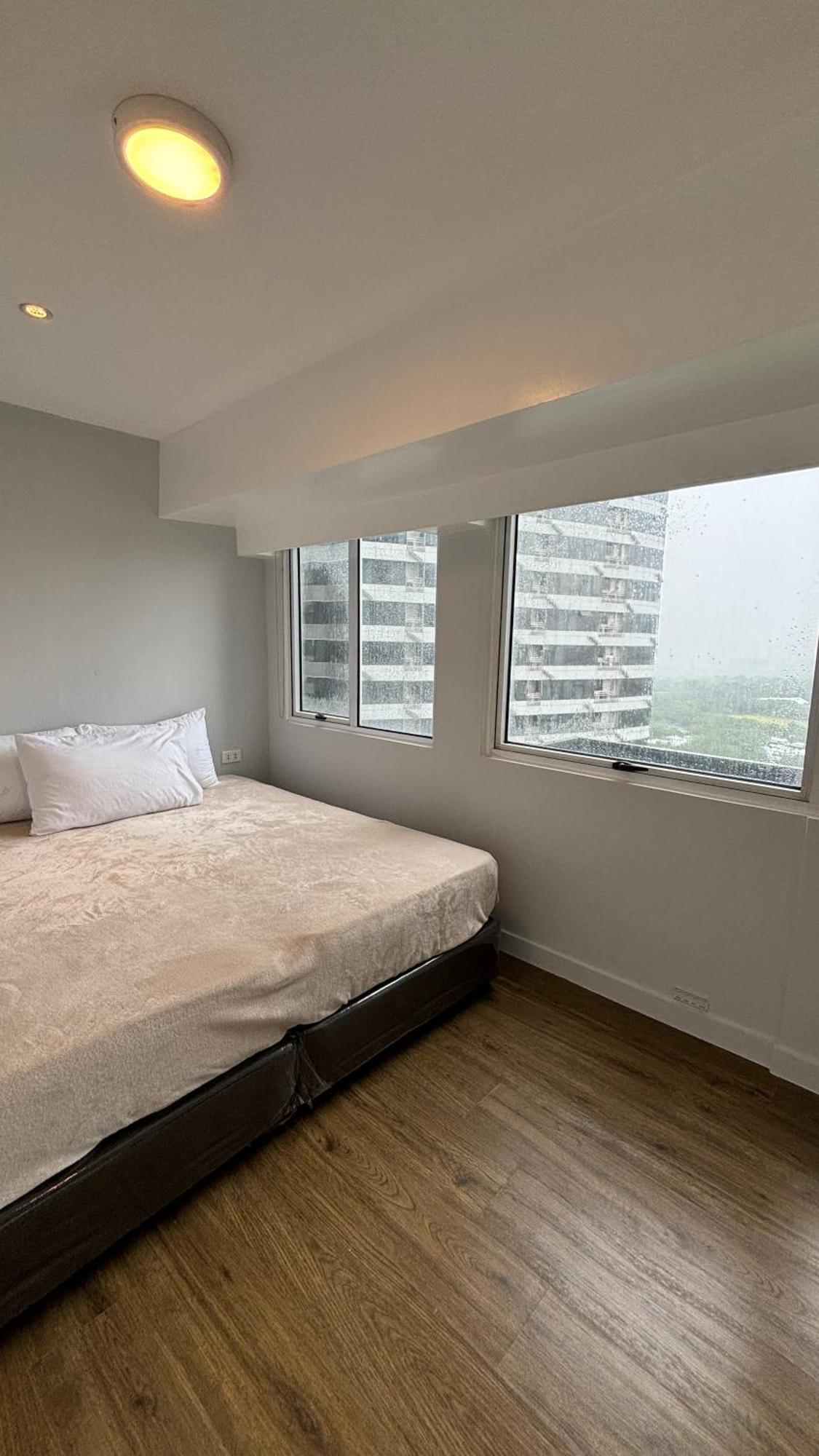Sunset And Golf Course View Bgc 2br * Manila
