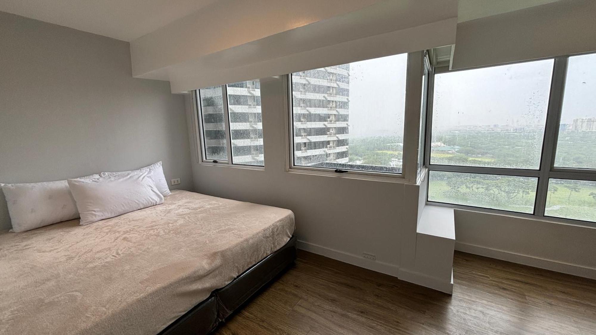 Sunset And Golf Course View Bgc 2br Apartment Manila