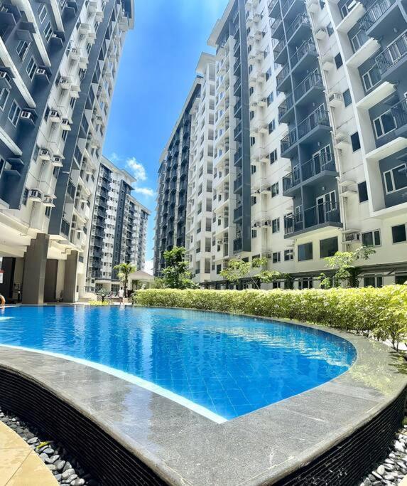 Apartment 2 Bedroom With Balcony, Game Console, Karaoke And Netflix Manila