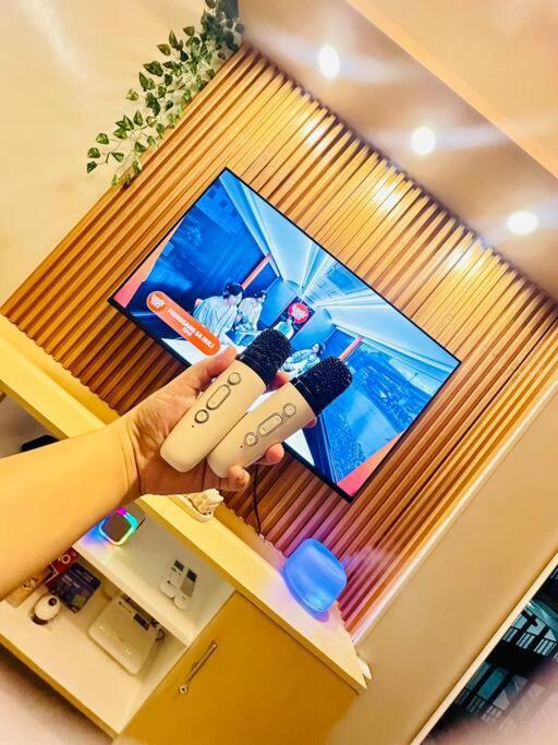 2 Bedroom With Balcony, Game Console, Karaoke And Netflix Apartment