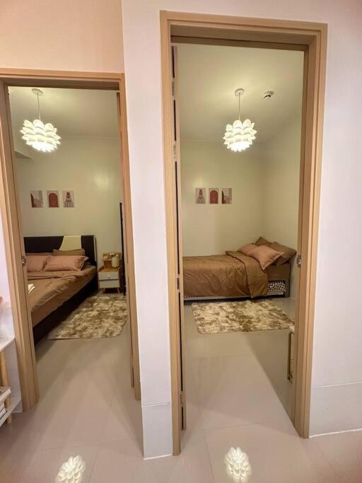 2 Bedroom With Balcony, Game Console, Karaoke And Netflix Apartment Manila